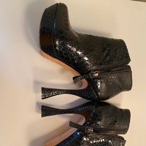 Black high heels boots